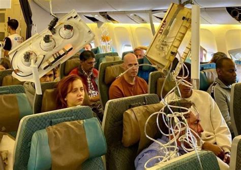 boeing 777 300er crash|Passenger killed, 30 injured as Singapore Airlines flight.